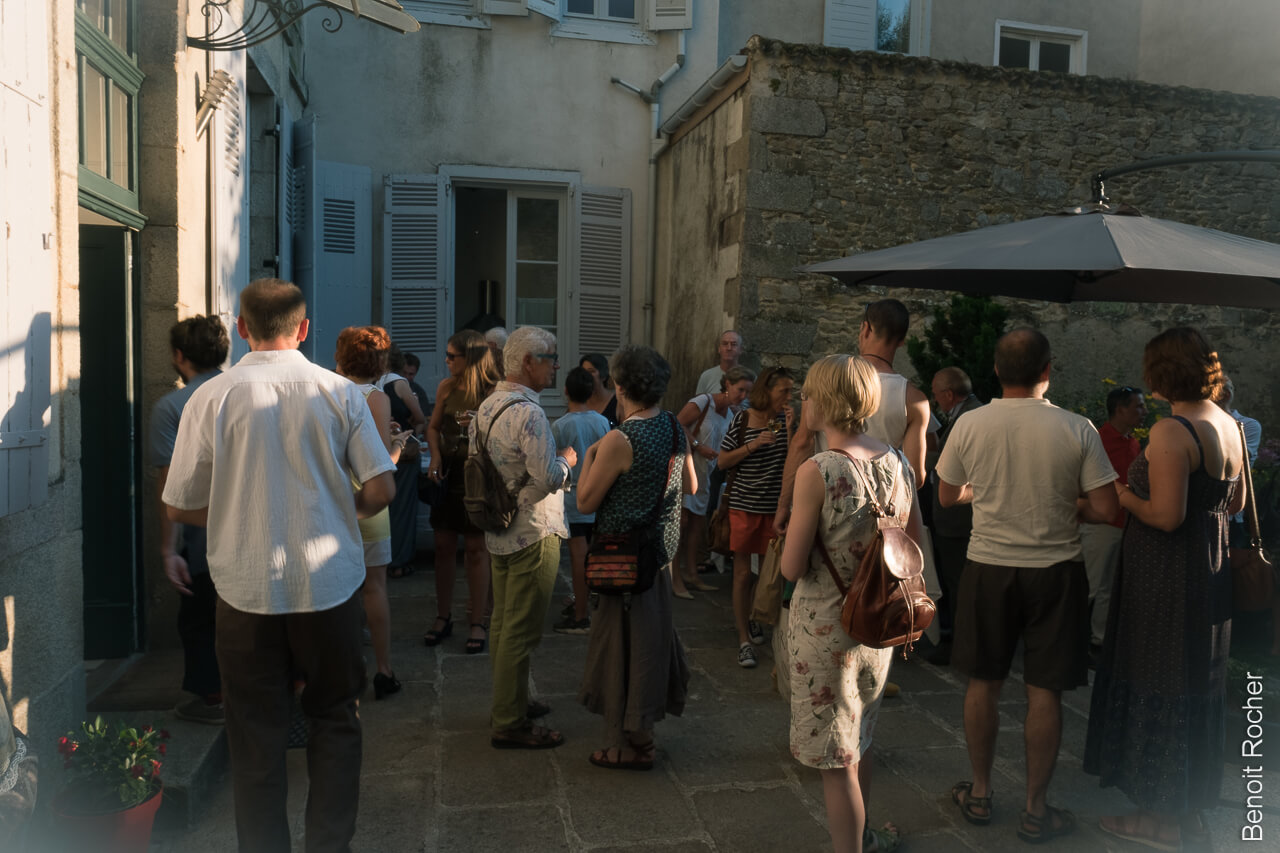 Discussion autour de la buvette - Vernissage exposition factory 87 jardin des lys aout 2018